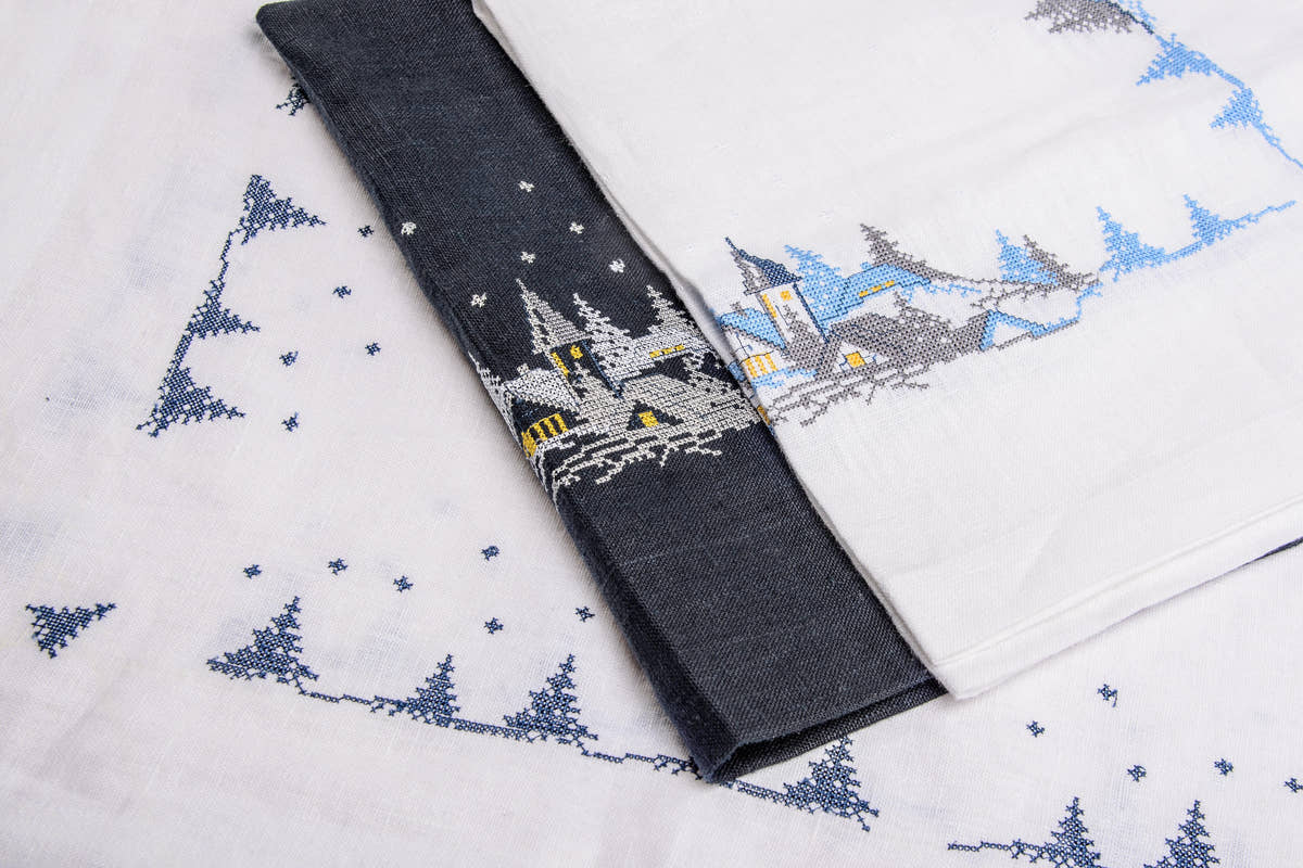 X-Mas Village Linen Runner