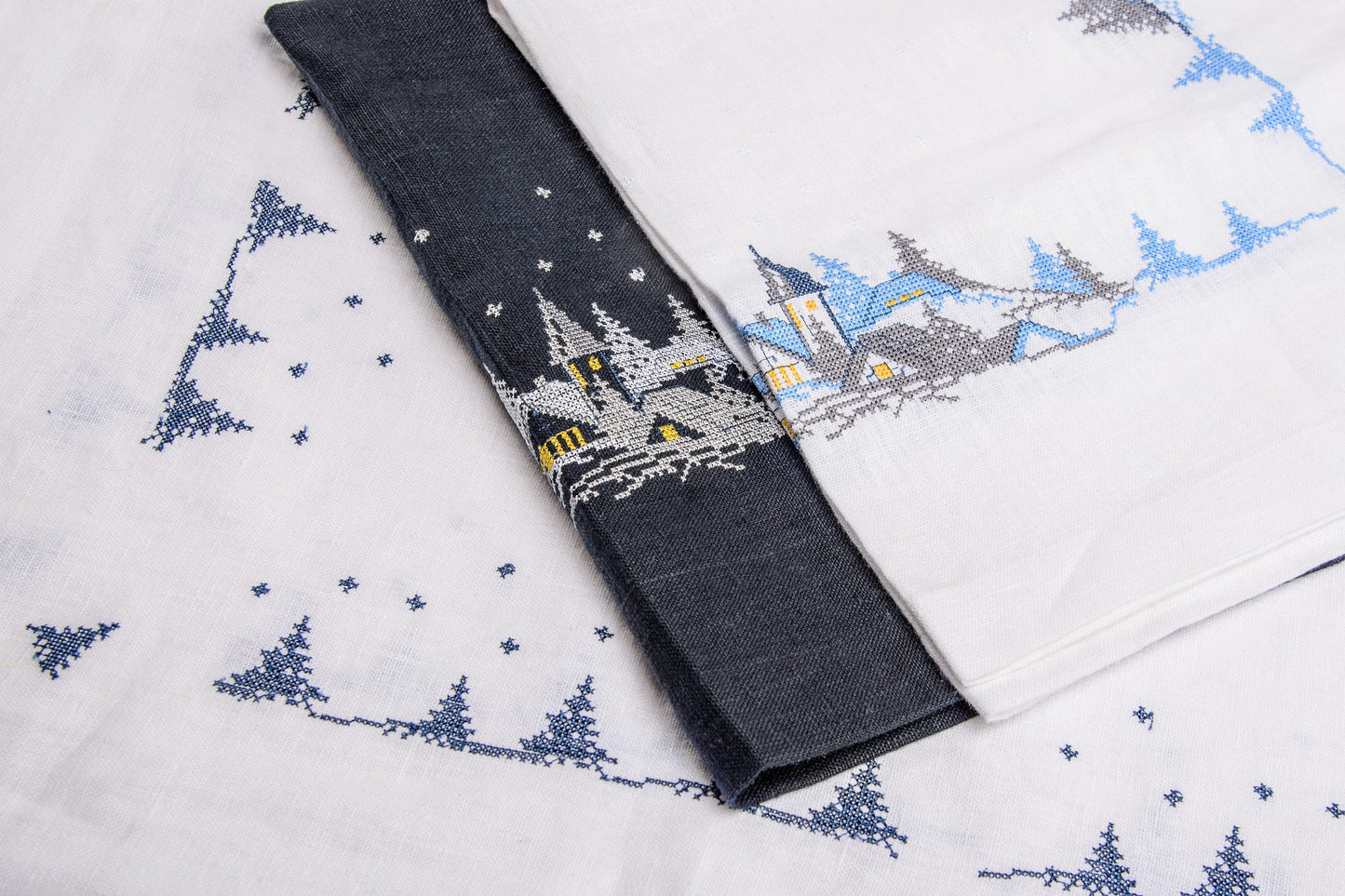 X-Mas Village Linen Runner